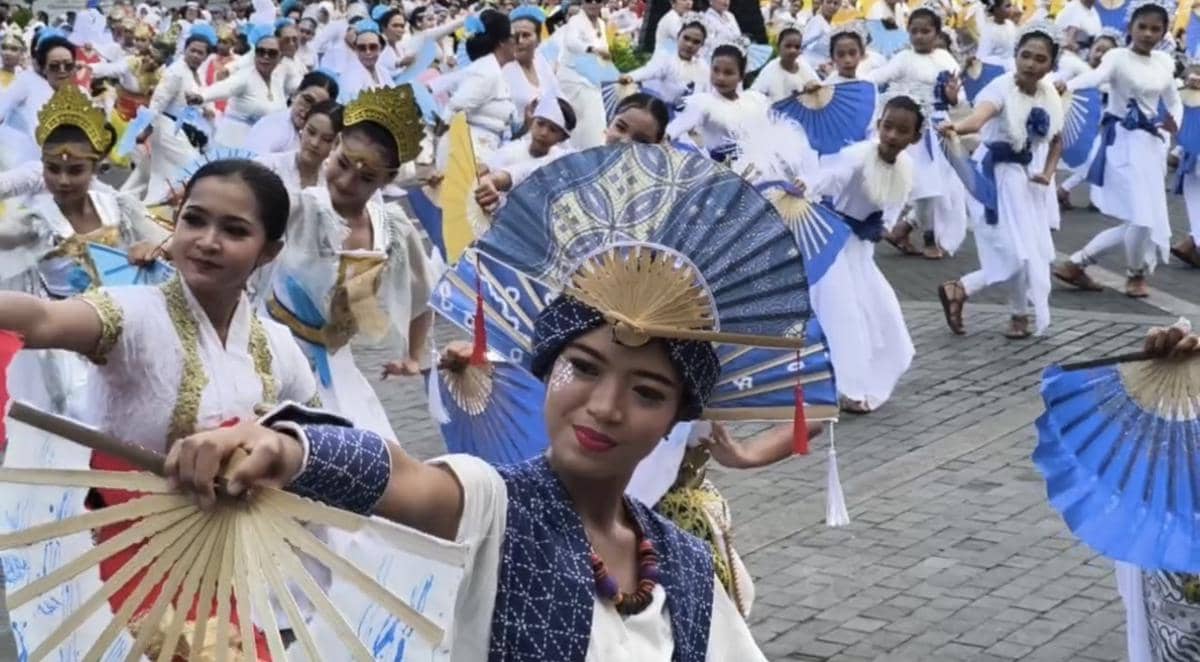 Ribuan penari mengenakan busana tradisional putih dan biru menari kipas di koridor Balaikota Solo untuk merayakan Hari Tari Dunia.