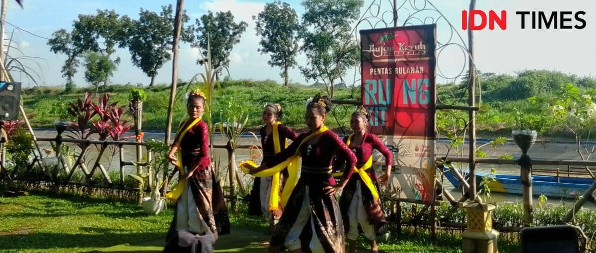 Hari Tari Sedunia di Kanal Trip Desa Jatitujuh, Kecamatan Jatitujuh, Kabupaten Majalengka. (IDN Times/Inin Nastain)