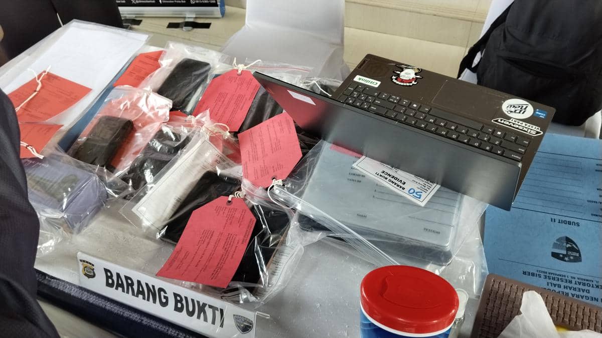 Barang bukti berupa laptop, ponsel, dan dokumen yang disita polisi dalam pengungkapan kasus judi online jaringan Kamboja.