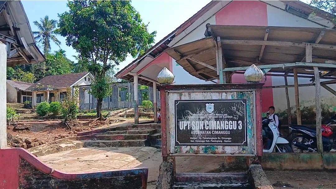 Kondisi gerbang sekolah SDN  3 Cimanggu, Pandeglang (Dok. Istimewa/Bojes)