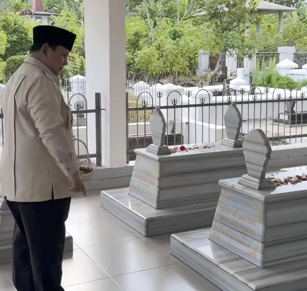 Presiden Prabowo Subianto melakukan ziarah kubur ke makam kakek dan neneknya, R.M. Margono Djojohadikusumo dan Siti Katoemi Djojohadikusumo,