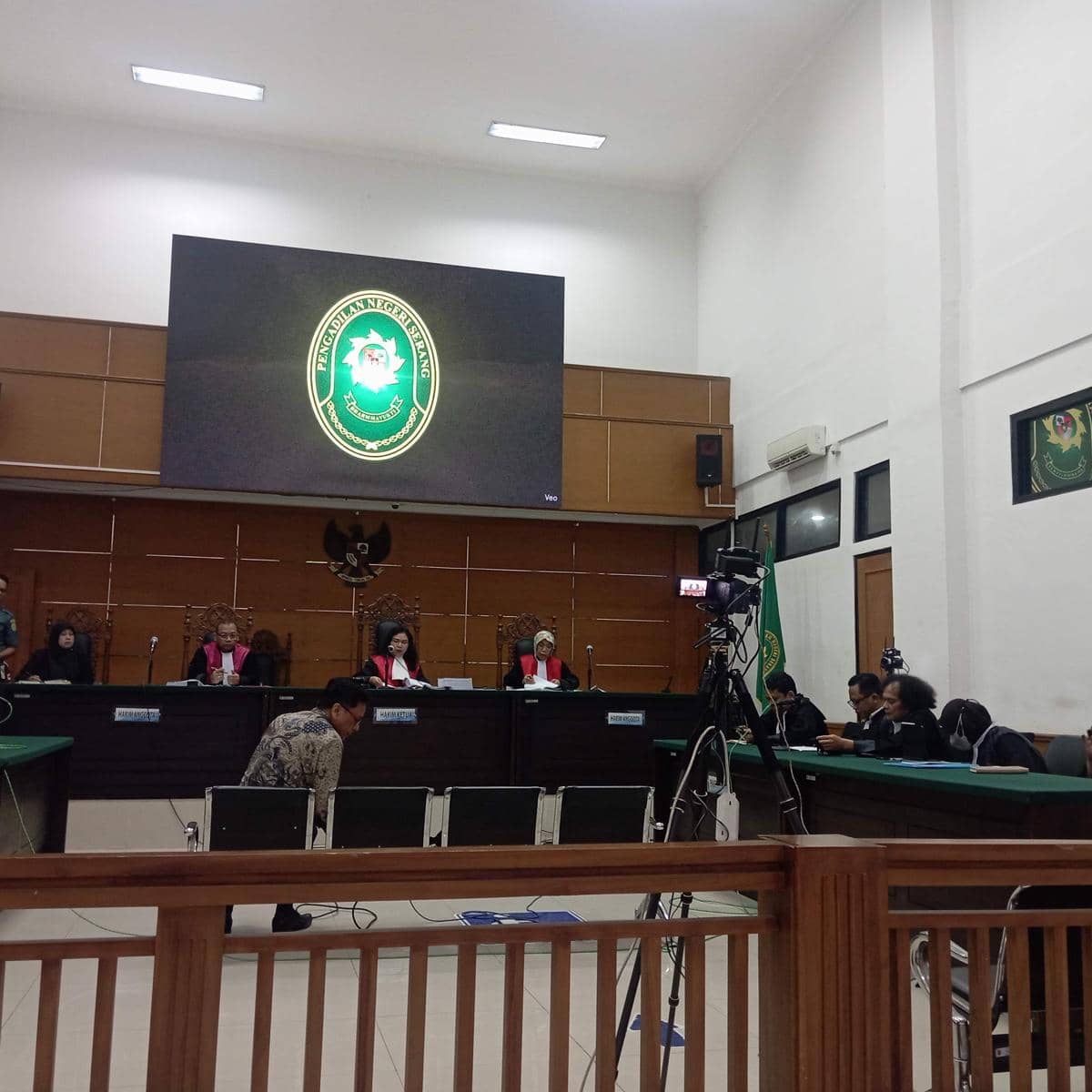 Suasana sidang kasus korupsi PDAM Lebak di Pengadilan Negeri Serang dengan majelis hakim dan peserta sidang di ruang persidangan.