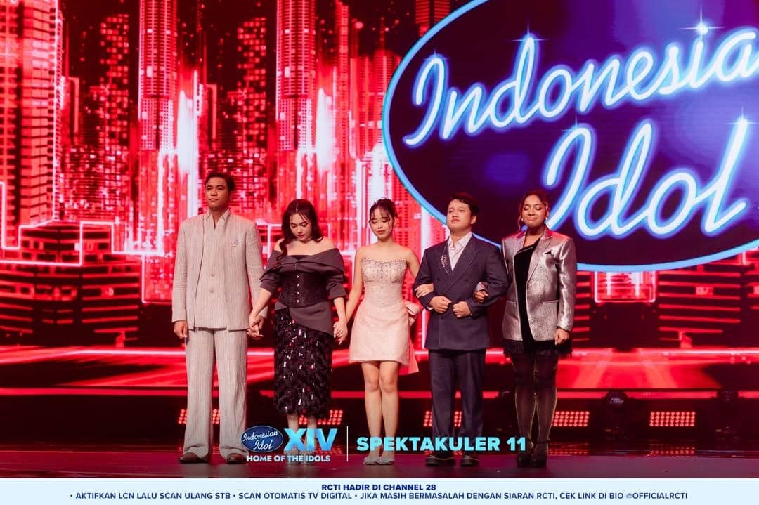Lima finalis Indonesian Idol Season 14 berdiri di panggung dengan latar merah dan logo besar Indonesian Idol di belakang mereka.