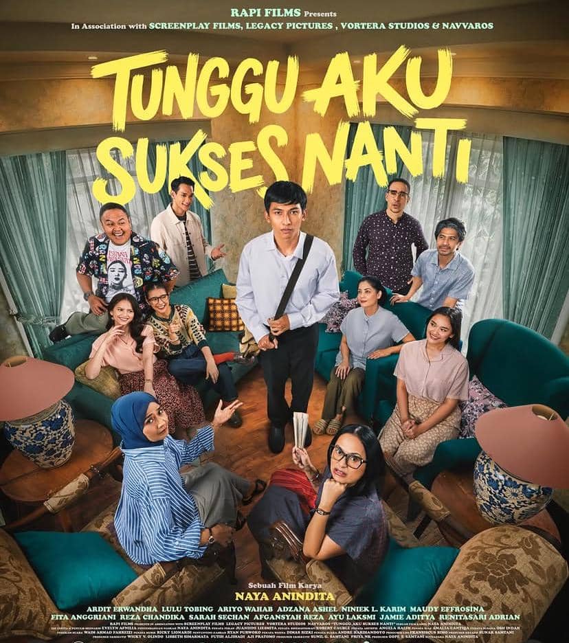 Poster film Tunggu Aku Sukses Nanti menampilkan sekelompok orang dengan berbagai ekspresi di ruang tamu, dengan judul besar berwarna kuning di atas mereka.