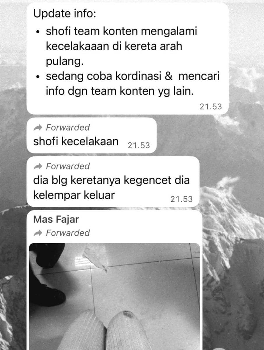 Tangkapan layar percakapan pesan singkat yang membahas kecelakaan tim konten bernama Shofi di perjalanan menggunakan kereta.