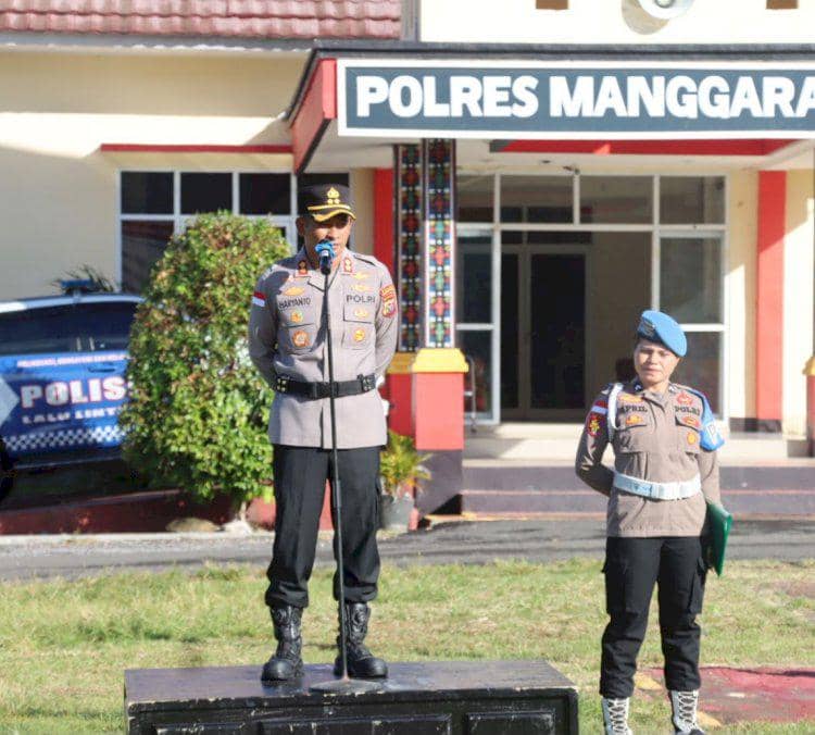 Kapolres Manggarai Timur AKBP Haryanto berdiri di atas podium memimpin apel pagi di halaman kantor Polres Manggarai Timur.