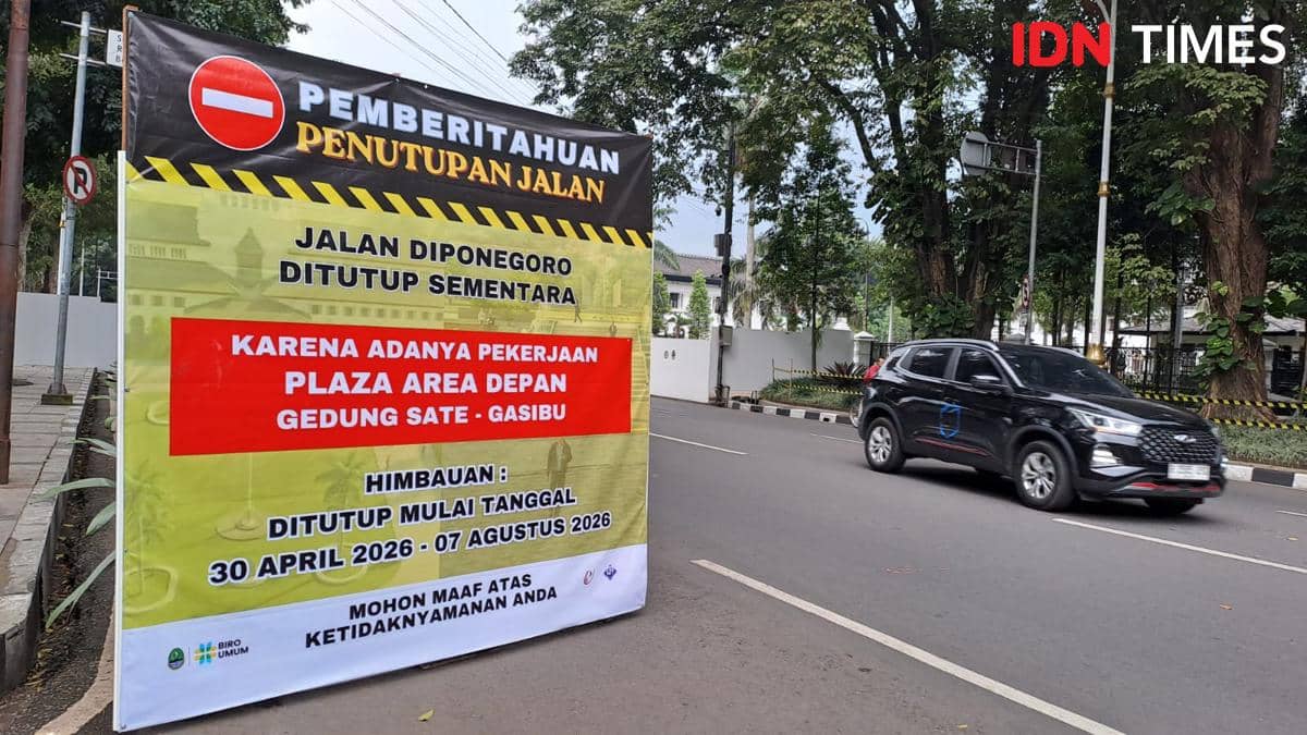 Spanduk pemberitahuan penutupan Jalan Diponegoro di Kota Bandung karena proyek pembangunan area plaza depan Gedung Sate hingga Agustus 2026.
