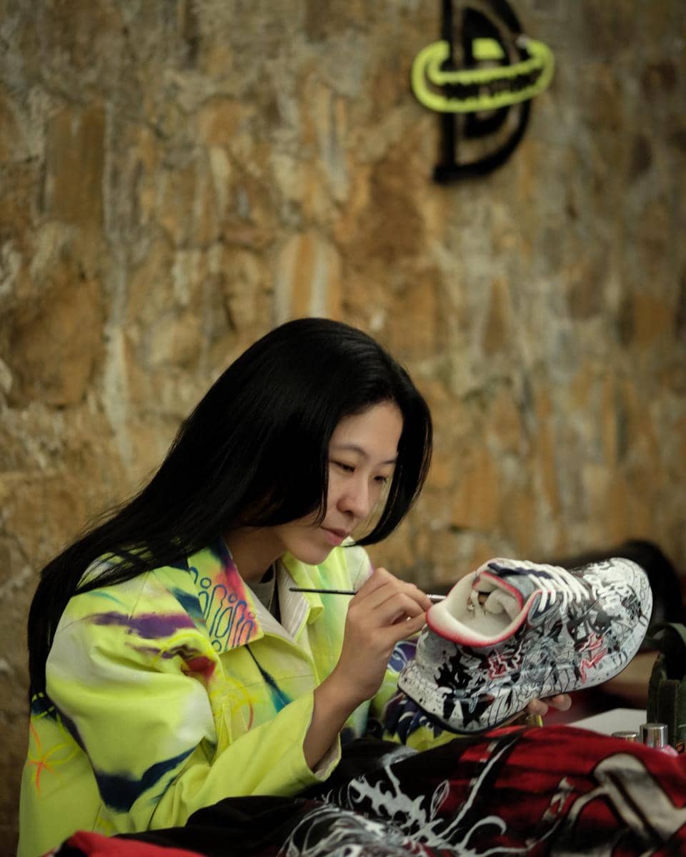 Debby Vania, fashion custom painter Steve Aoki (dok. Istimewa)