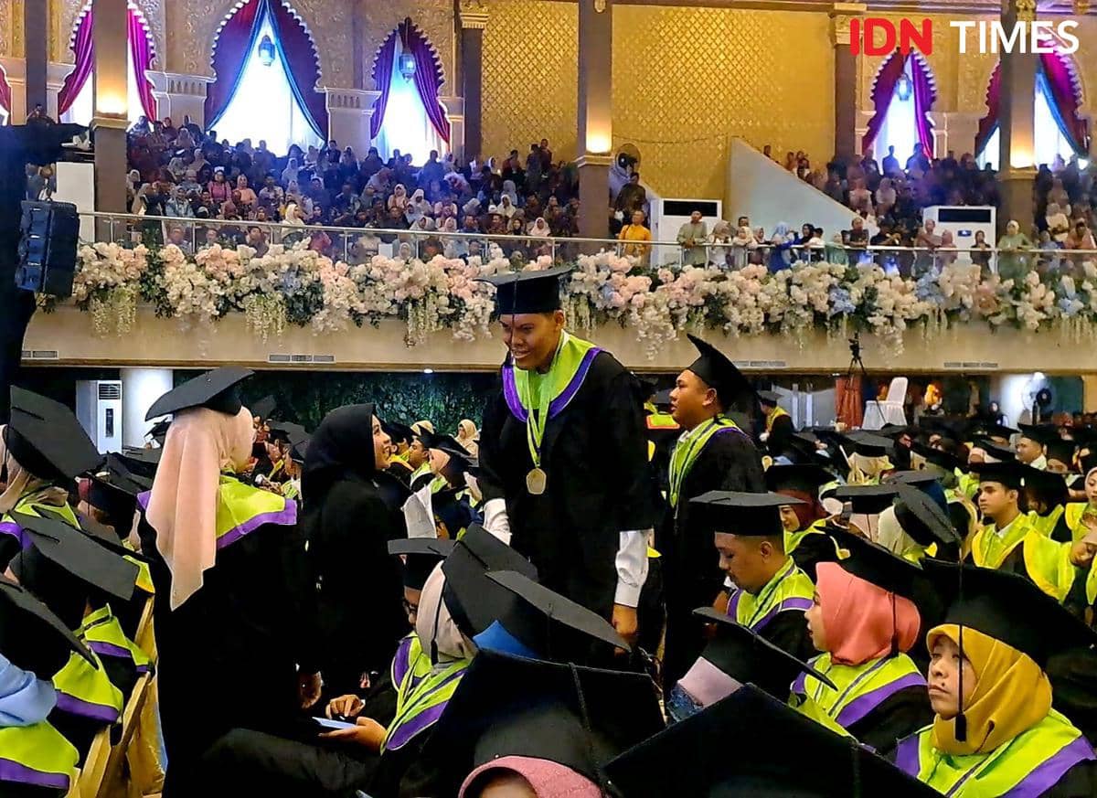 Kisah Wisudawan Pendidikan Luar Bias Unesa, Tanpa Penglihatan, Penuh Harapan