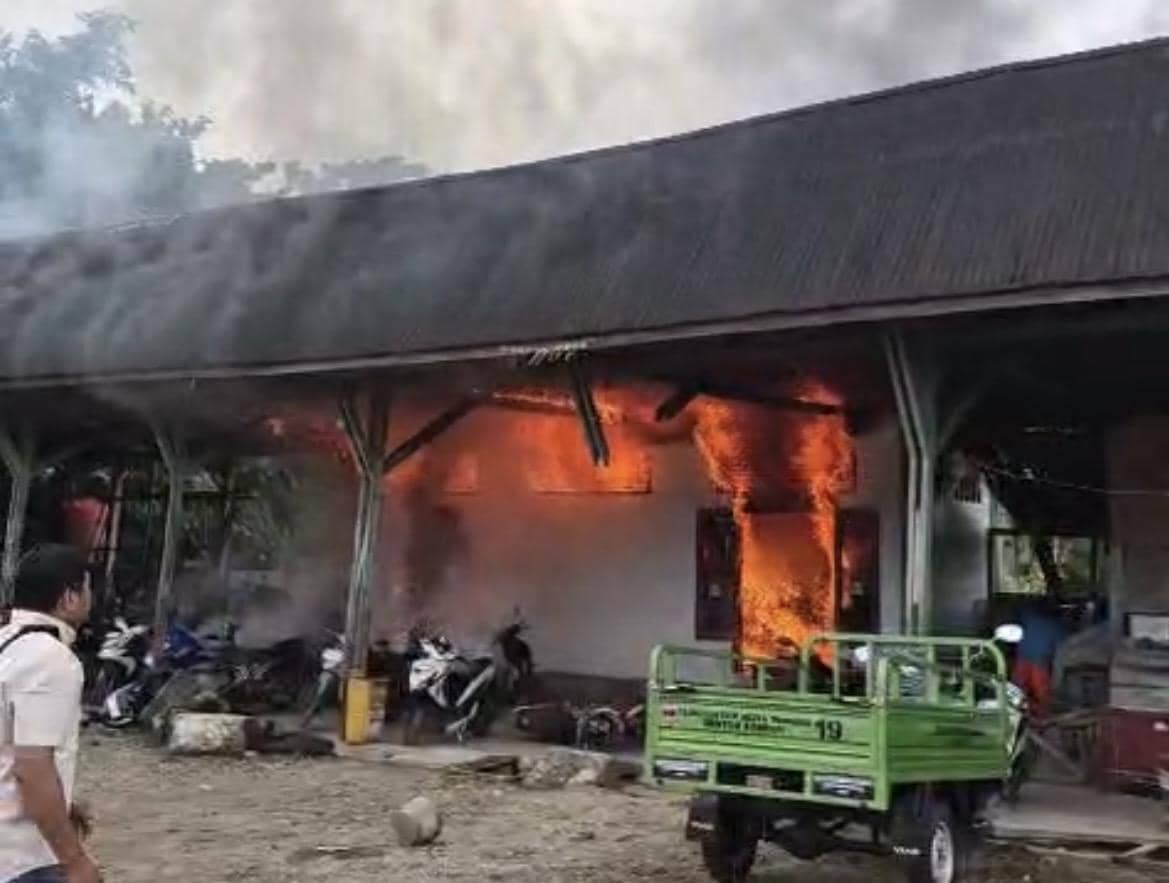 Gudang DLH Padang terbakar (Foto: Istimewa)