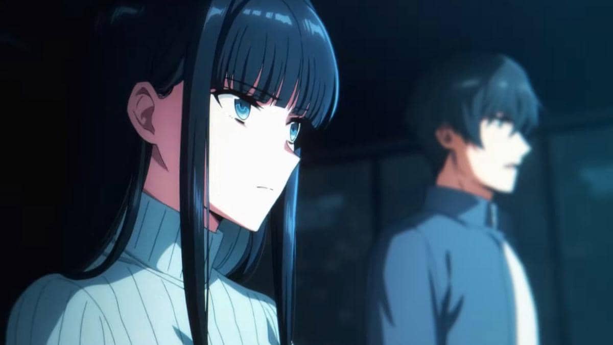 Dua karakter anime berdiri di ruangan gelap dengan ekspresi serius, menampilkan gaya visual detail dari film The Irregular at Magic High School: Yotsuba Succession Arc.