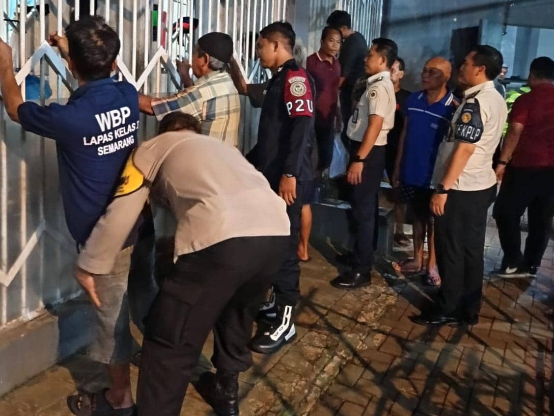 Perketat Pengawasan, Para Napi Lapas Kedungpane Digeledah Petugas