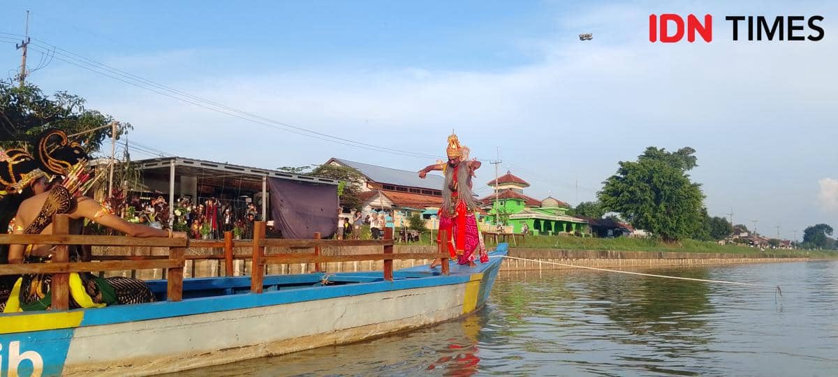 Hari Tari Sedunia di Kanal Trip Desa Jatitujuh, Kecamatan Jatitujuh, Kabupaten Majalengka. (IDN Times/Inin Nastain)