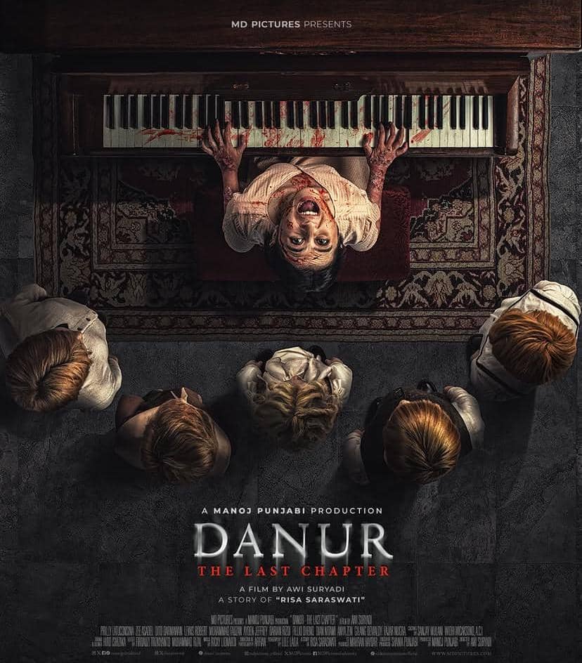 Poster film horor Danur: The Last Chapter menampilkan sosok perempuan berwajah menyeramkan di depan piano berdarah dengan lima anak kecil di sekelilingnya.