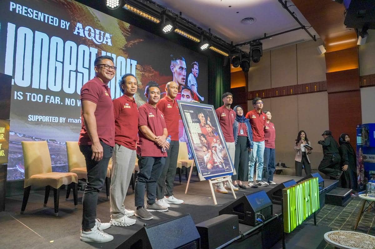 Sejumlah orang berpose di atas panggung saat peluncuran film The Longest Wait yang mendokumentasikan perjuangan Timnas Indonesia.