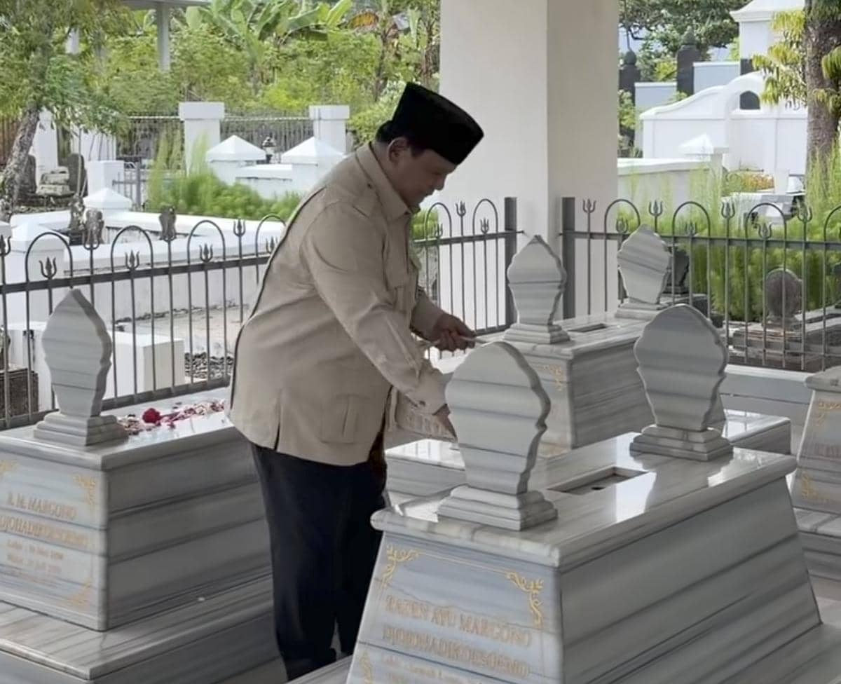 Momen Prabowo Ziarah ke Makam Kakek-Nenek di Banyumas