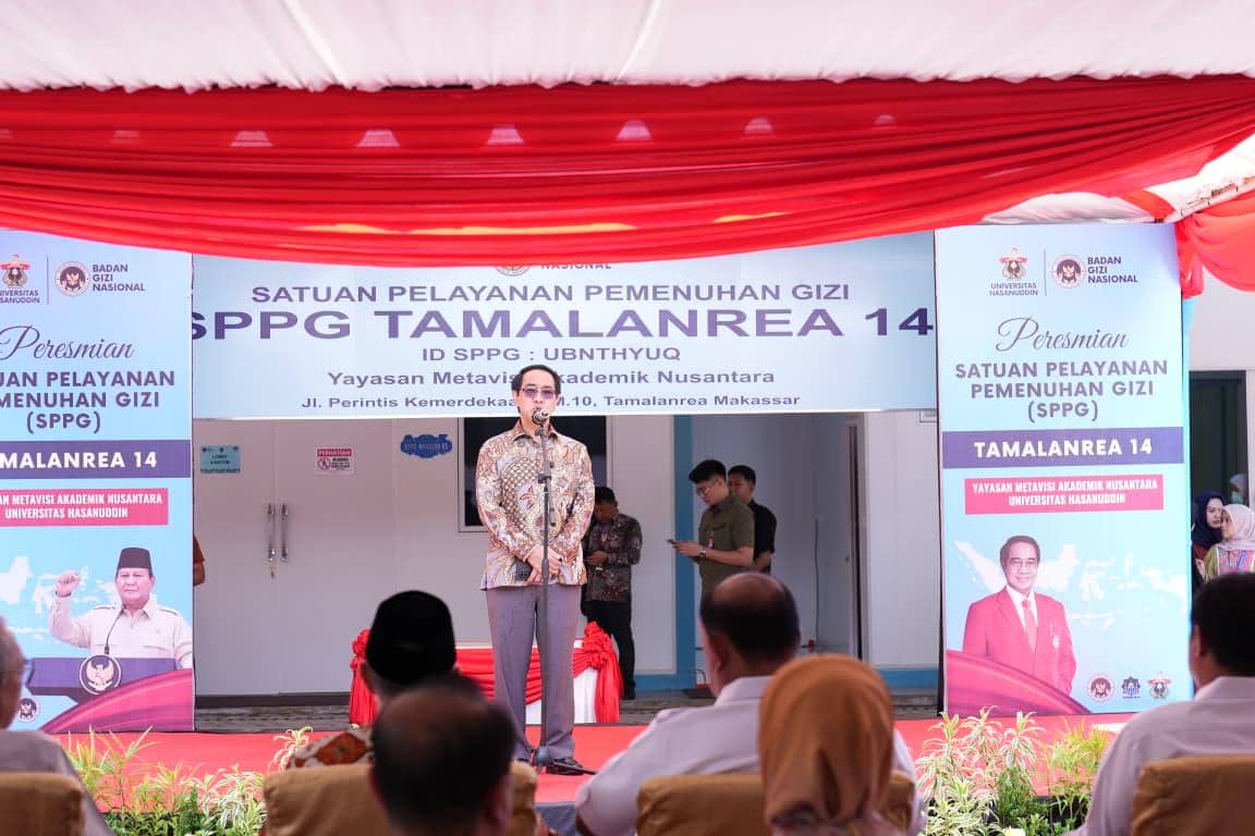 Rektor Universitas Hasanuddin Prof. Jamaluddin Jompa pada peresmian SPPG di area Unhas, Selasa (28/4/2026). (Dok. IDN Times/Unhas)