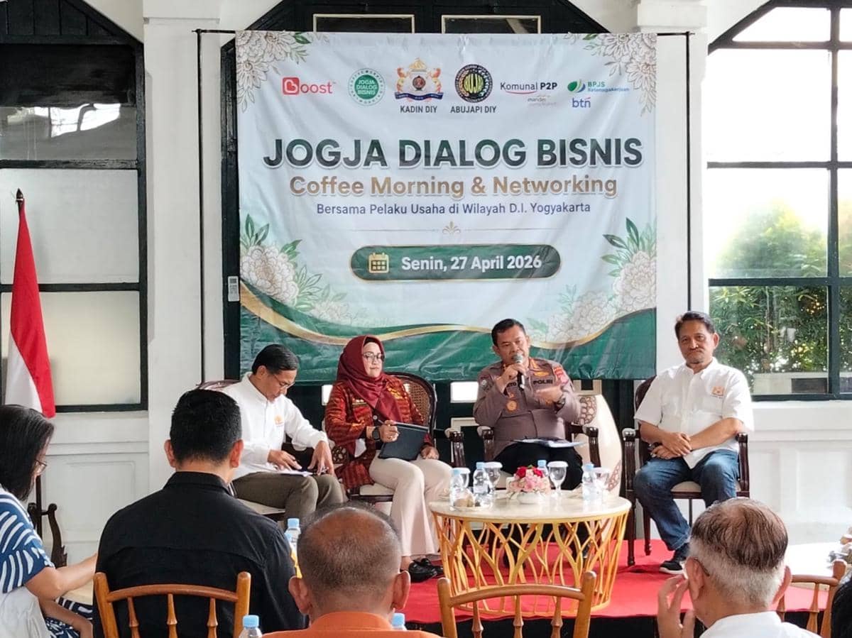 Para pembicara duduk di atas panggung dalam acara Jogja Dialog Bisnis yang diselenggarakan ABUJAPI DIY dan KADIN DIY di Yogyakarta.