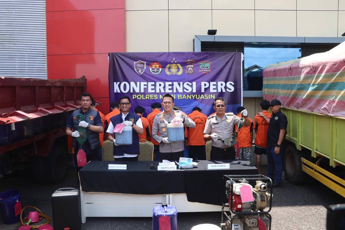 Polres Muba saat melakukan pers rilis terkait aktivitas illegal drilling. (Dok. Polres Muba)