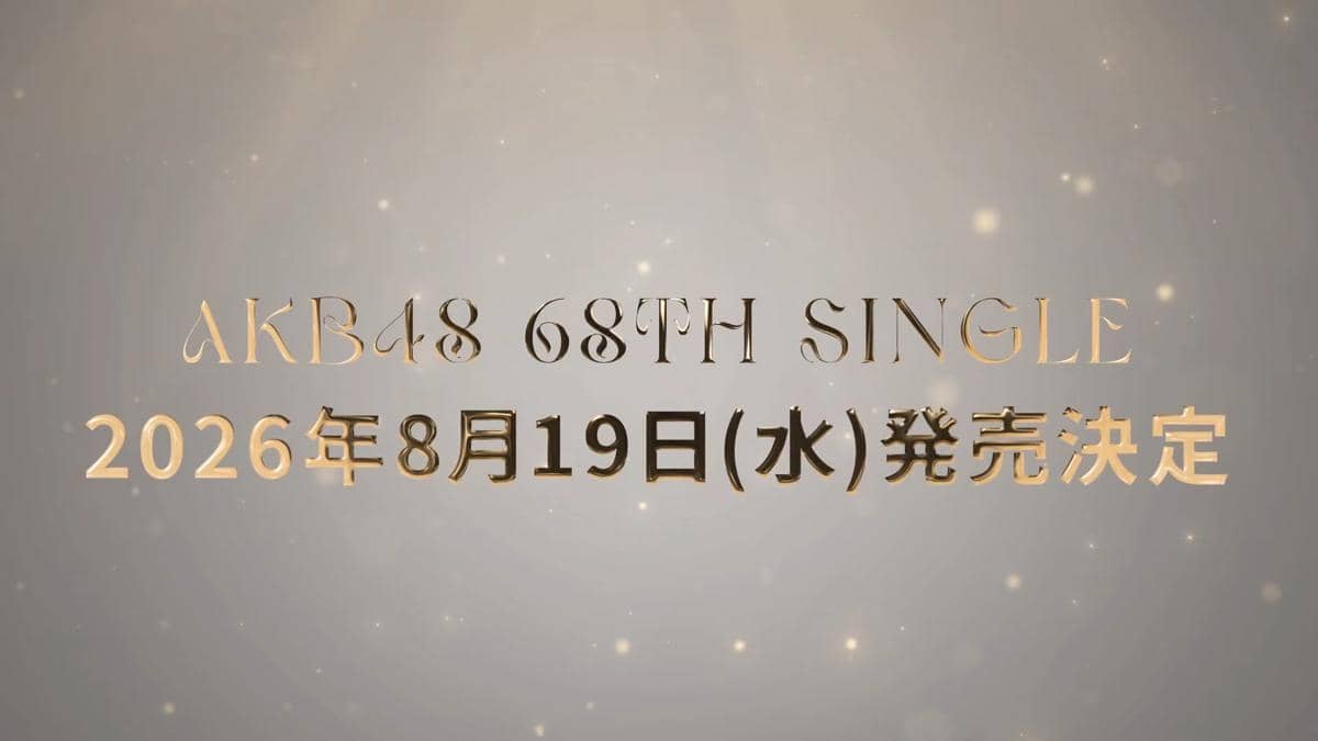 Teks pengumuman berwarna emas bertuliskan AKB48 68th Single dengan tanggal rilis 19 Agustus 2026 di latar abu-abu lembut.