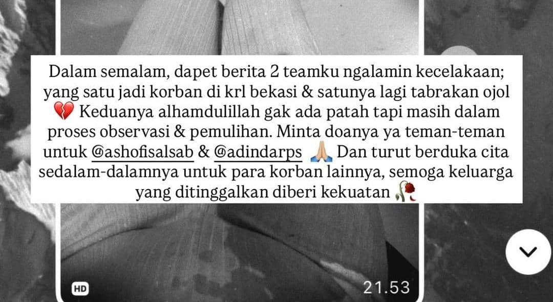 Unggahan Instagram berisi pesan duka dan permintaan doa dari seseorang atas dua anggota timnya yang mengalami kecelakaan di Bekasi.