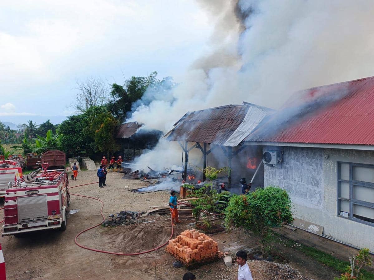 Tim Damkar Padang melakukan pemadaman api (Foto: Damkar Padang)