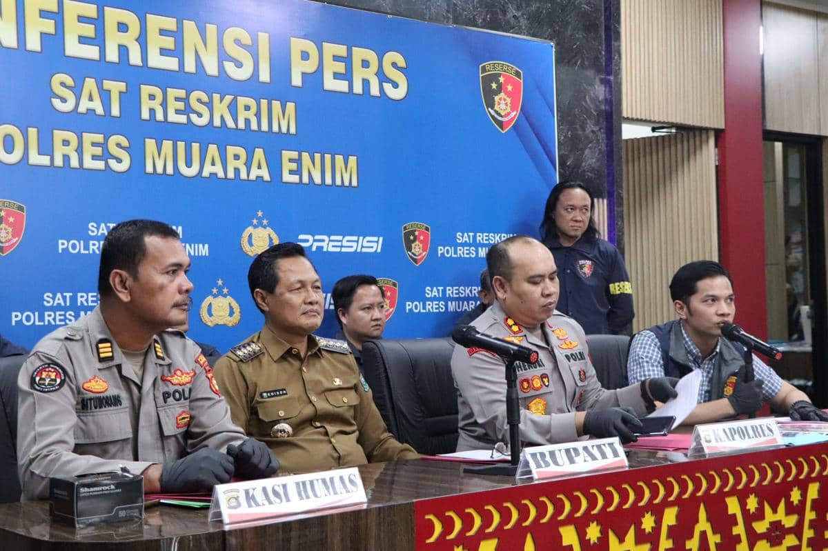 Press rilis ungkap kasus sindikat pencurian mobil berkedok jual beli yang terjadi di Muara Enim 