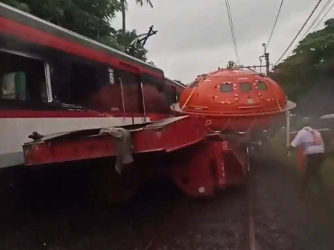 ruk pengangkut sekoci tertemper kereta Bandara Soetta di dekat Stasiun Poris (dok. Warga)