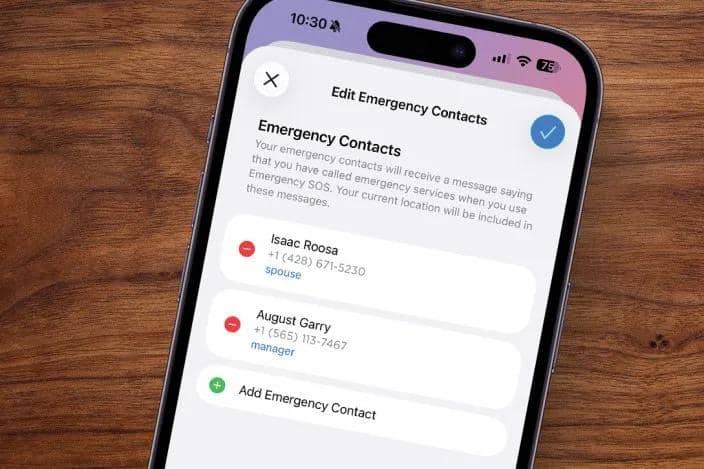 Layar iPhone menampilkan menu Edit Emergency Contacts dengan dua kontak darurat terdaftar dan opsi untuk menambah kontak baru.