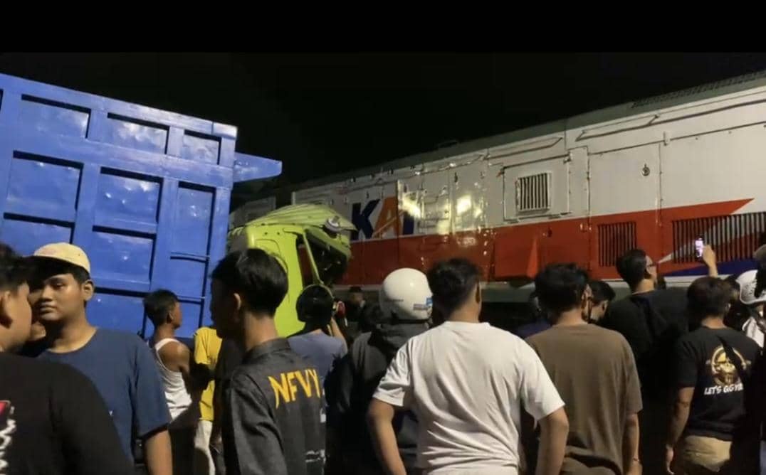 Kereta Api Dhoho Tabrak Dump Truk Mogok di Blitar