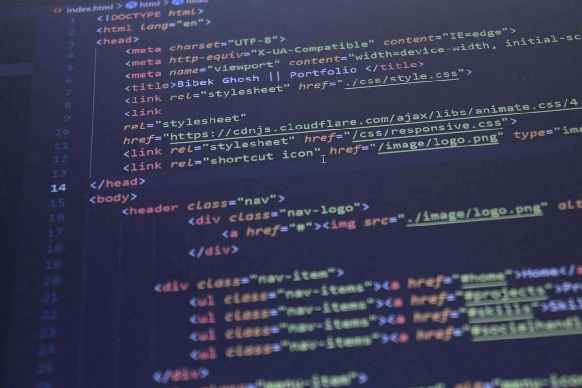 Tampilan layar komputer menampilkan kode HTML berwarna dengan struktur tag head dan body untuk pengembangan web.