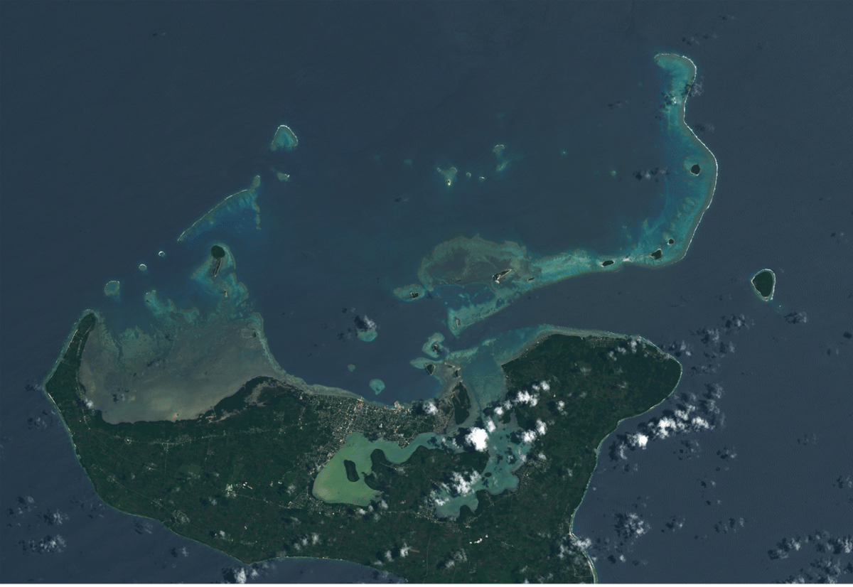 citra satelit Tonga yang menunjukkan pulau utama dan pulau-pulau kecil di sekitarnya.