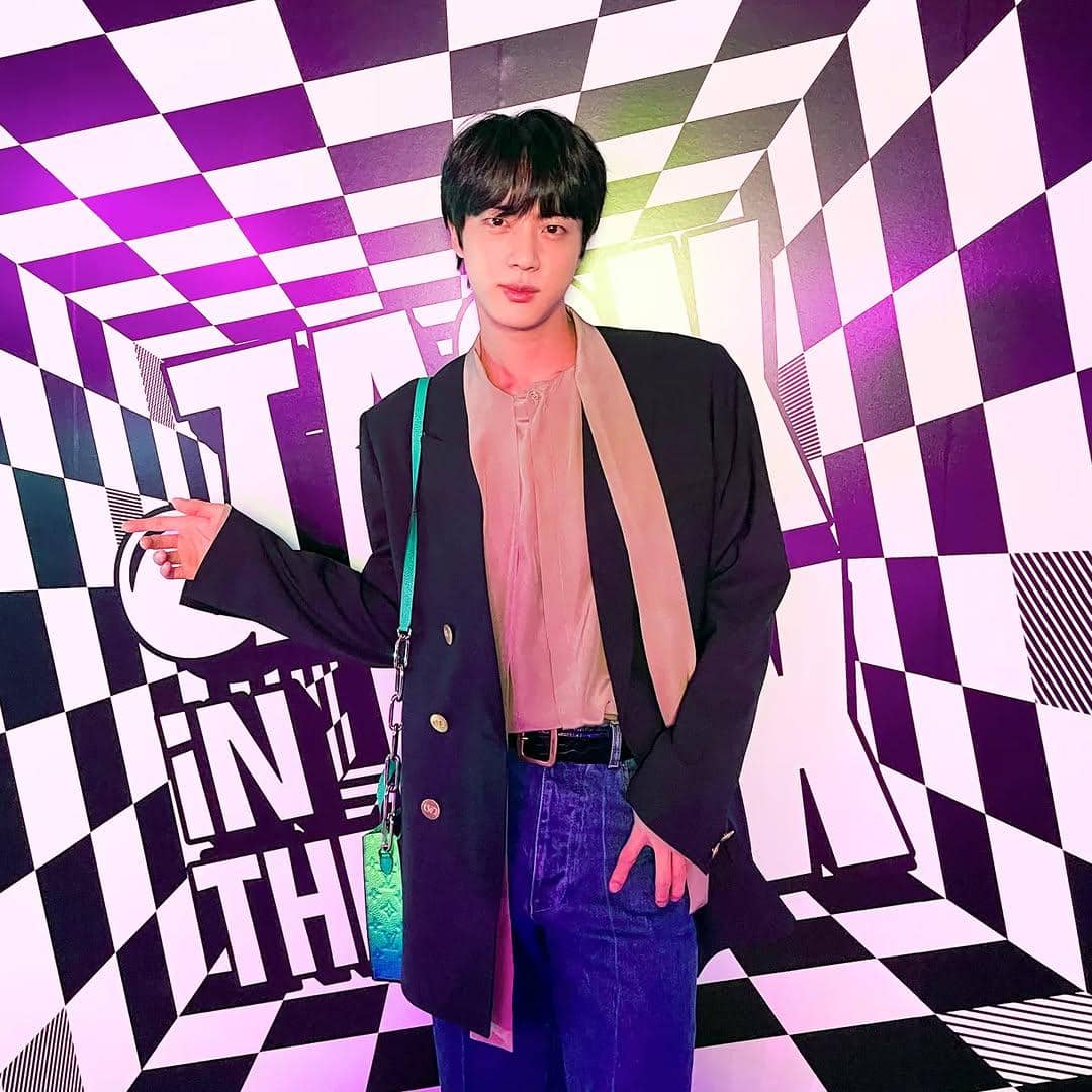 gaya mix and match celana jeans ala Jin BTS