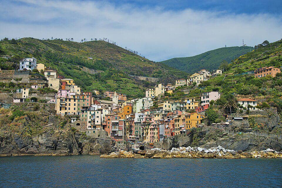5 Fakta Desa Riomaggiore, Desa Warna-Warni di Tepi Laut Italia