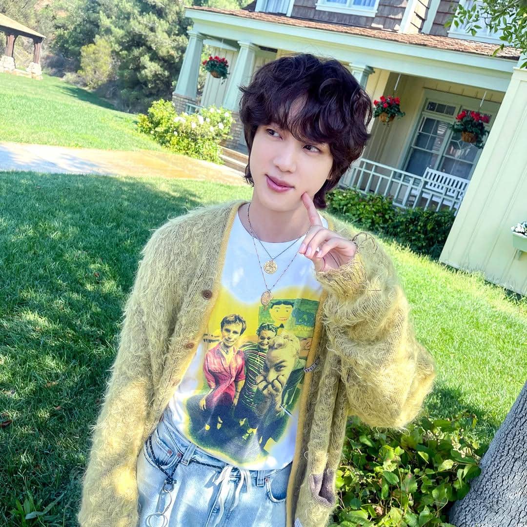 gaya mix and match celana jeans ala Jin BTS