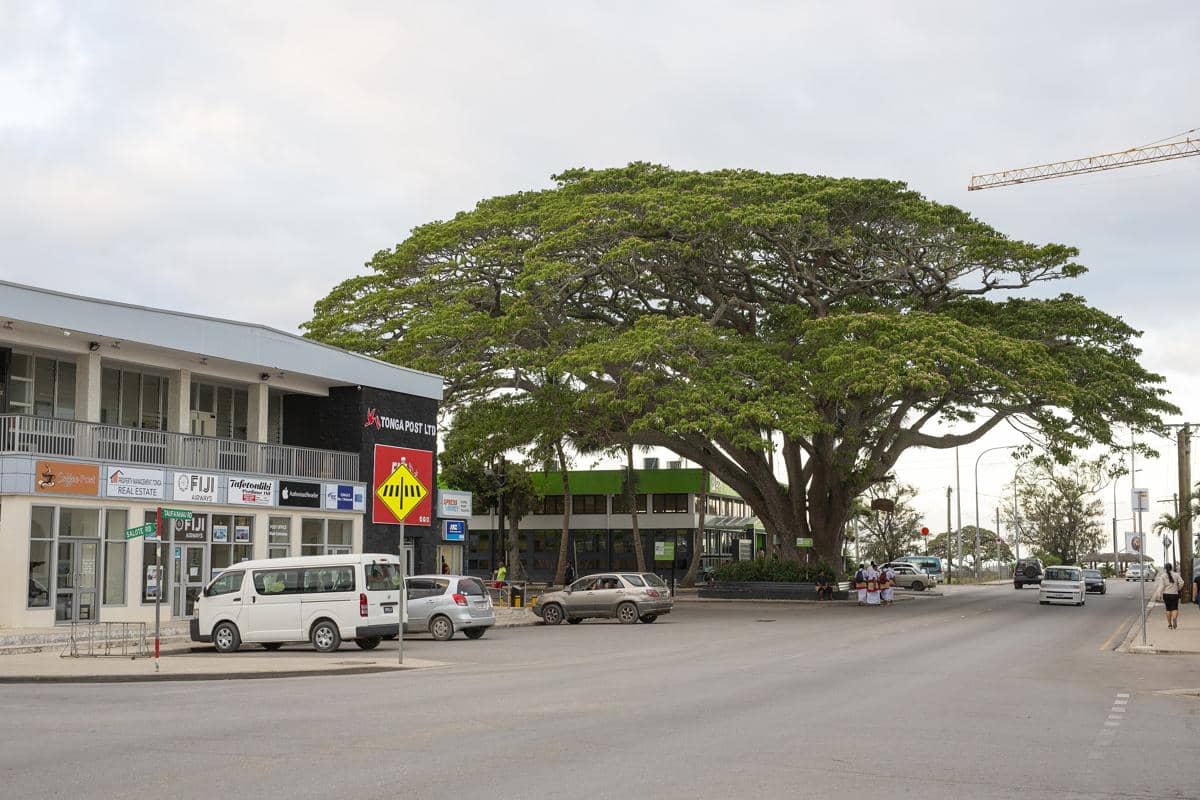 suasana ibu kota Nuku’alofa, pusat pemerintahan Tonga yang tidak pernah dijajah secara resmi.