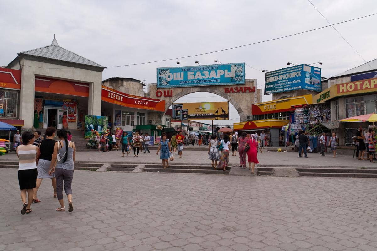 Osh Bazaar, pasar tradisional yang ramai di Bishkek.
