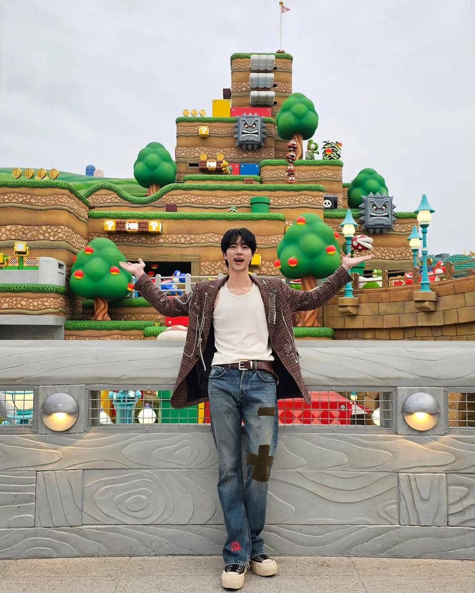 gaya mix and match celana jeans ala Jin BTS