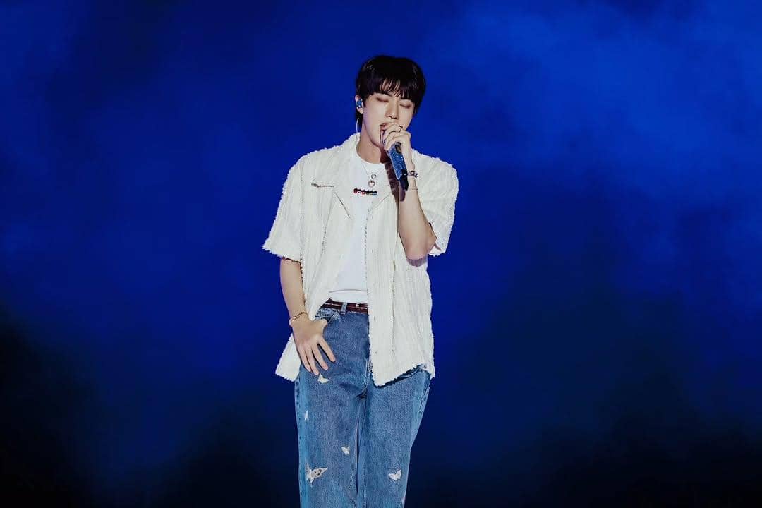 gaya mix and match celana jeans ala Jin BTS