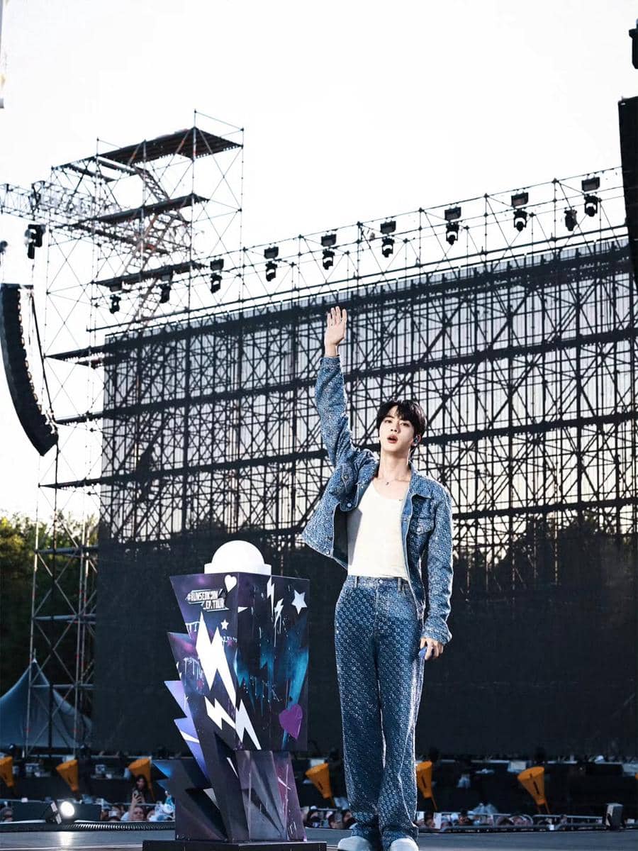 gaya mix and match celana jeans ala Jin BTS