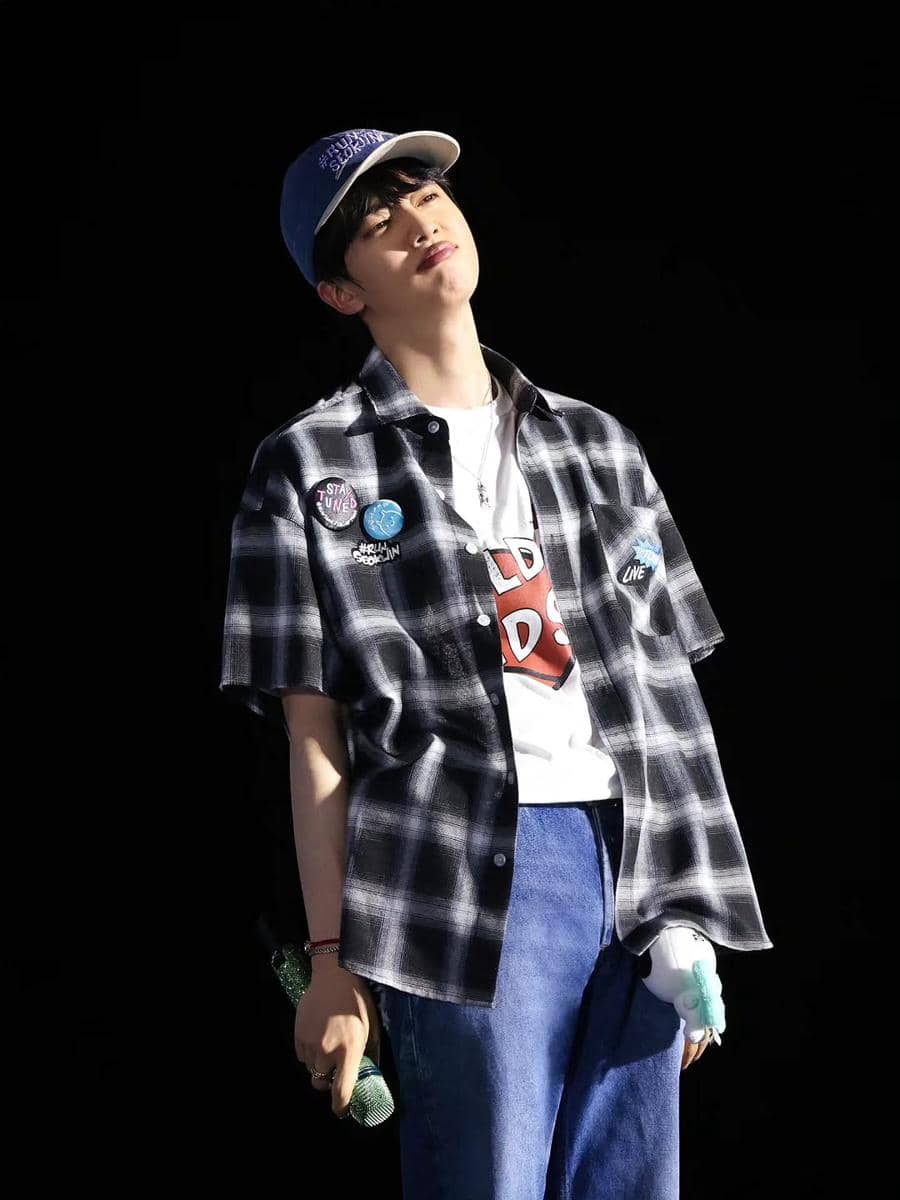 gaya mix and match celana jeans ala Jin BTS