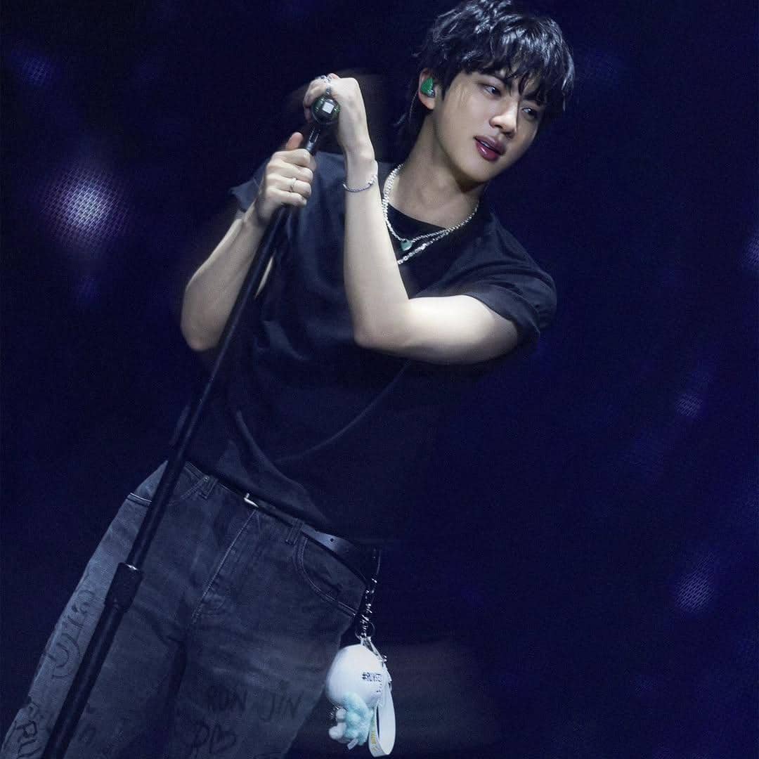 gaya mix and match celana jeans ala Jin BTS