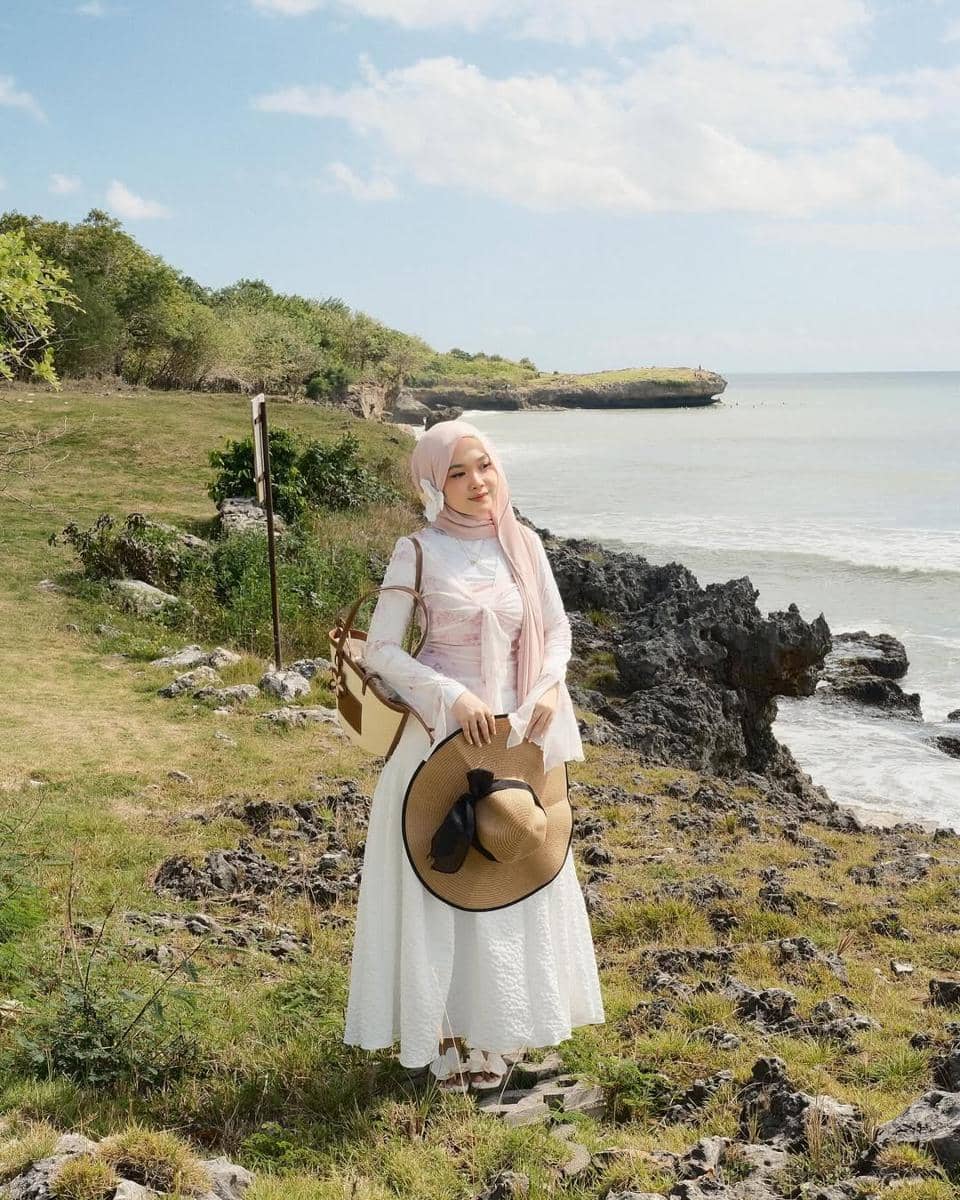 OOTD ke Pantai ala Adhiva Amalia