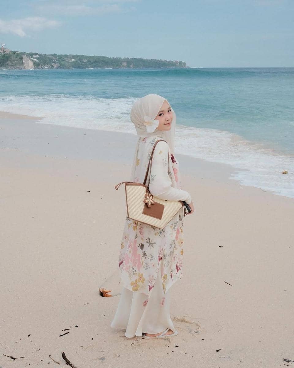 OOTD ke Pantai ala Adhiva Amalia