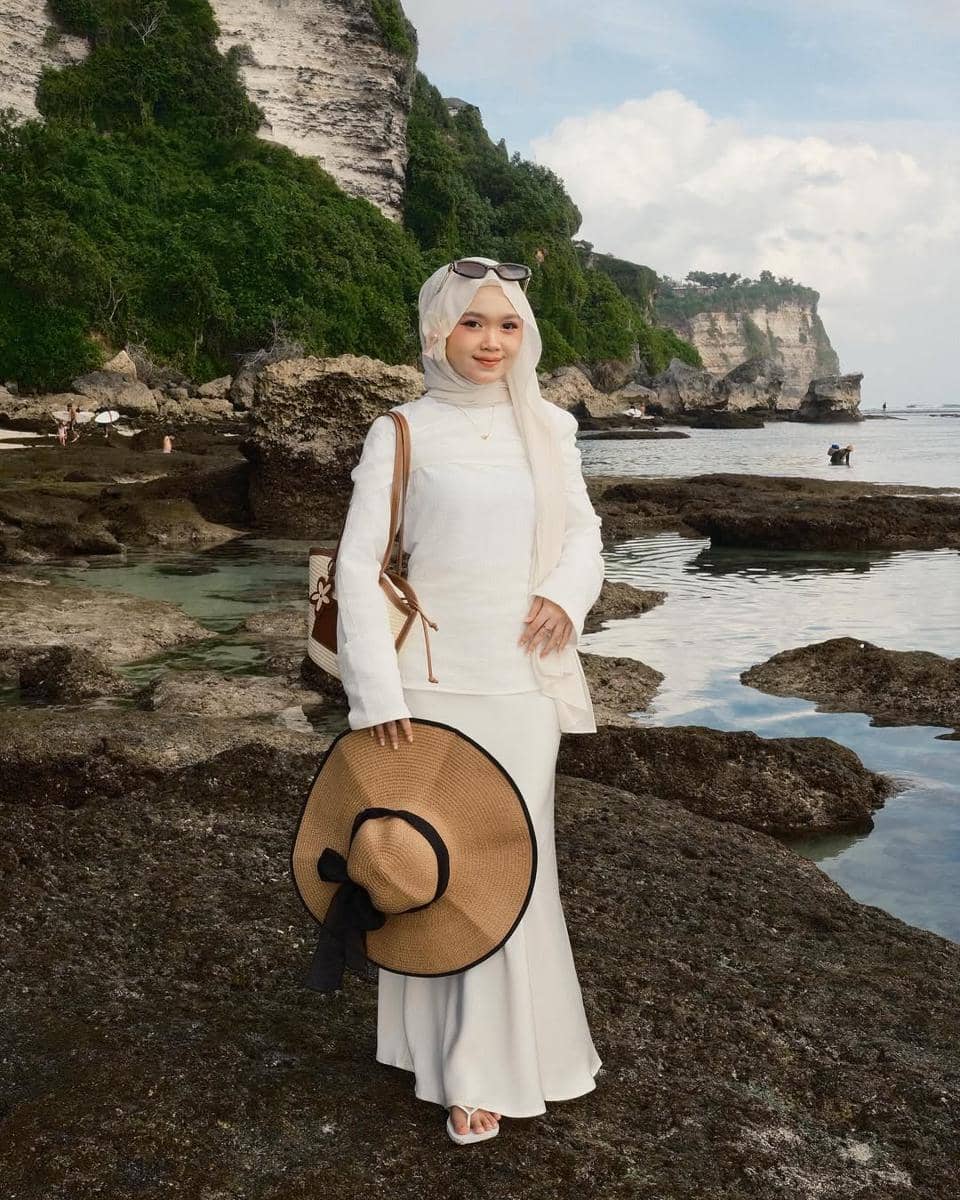 OOTD ke Pantai ala Adhiva Amalia