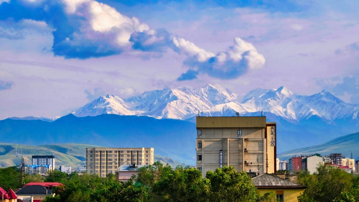 pemandangan kota Bishkek dengan latar Pegunungan Tian Shan yang menjulang di sekitarnya.