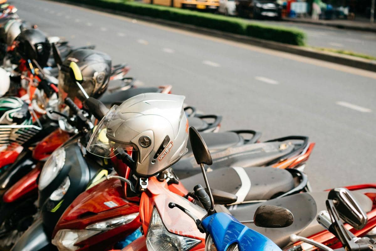 ilustrasi Deretan Motor Skuter Yang Terparkir Di Pinggir Jalan (pexels.com/Markus Winkler)