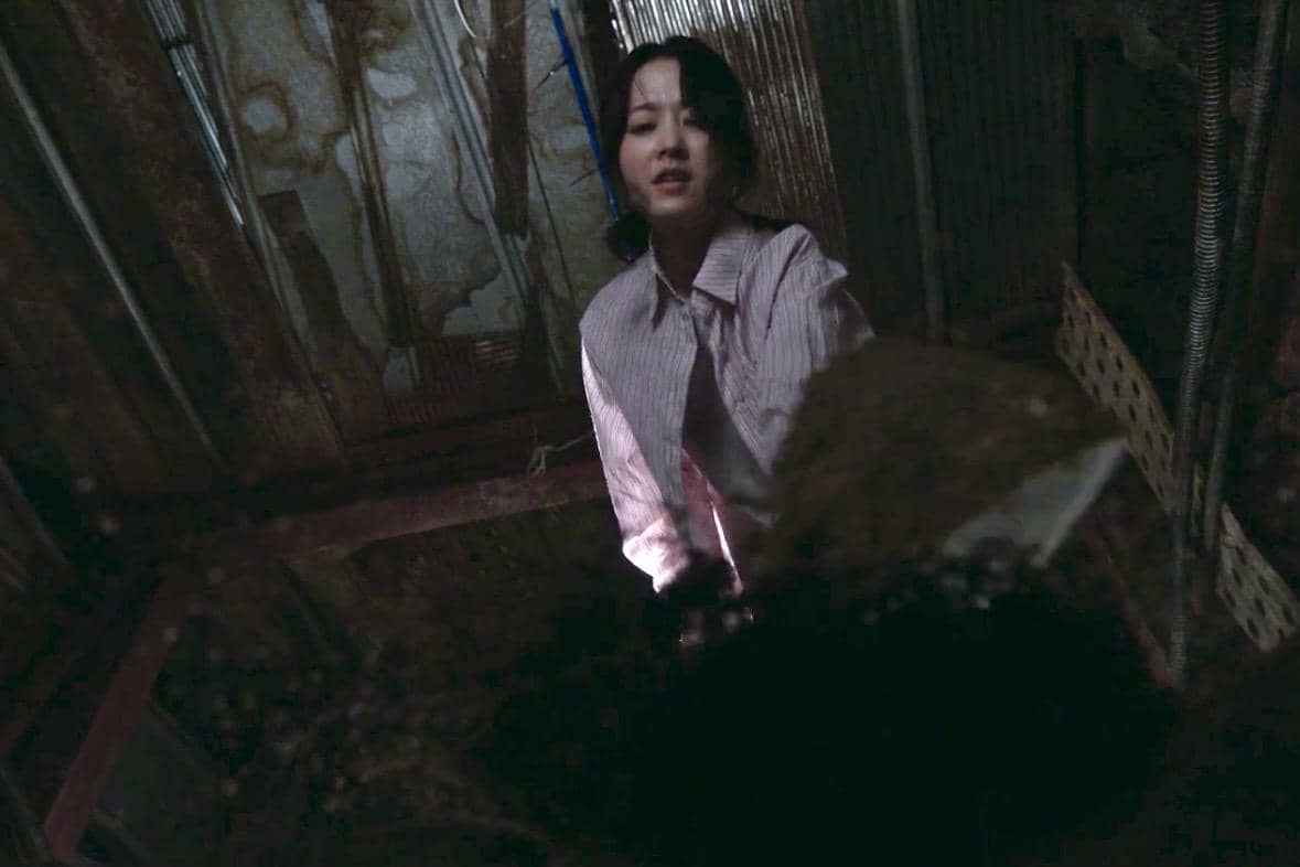 Kim Hee Ju (Park Bo Young) dalam drakor Gold Land 