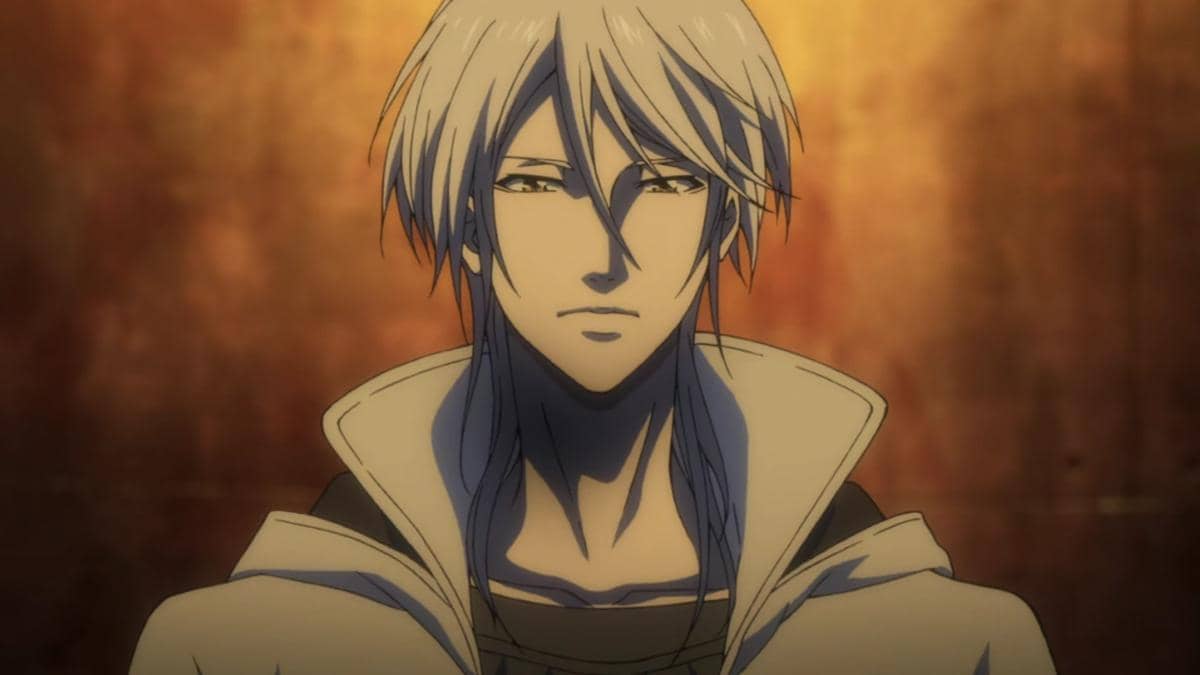 Karakter anime berambut perak dengan ekspresi tenang mengenakan pakaian berkerah tinggi di latar berwarna oranye gelap.