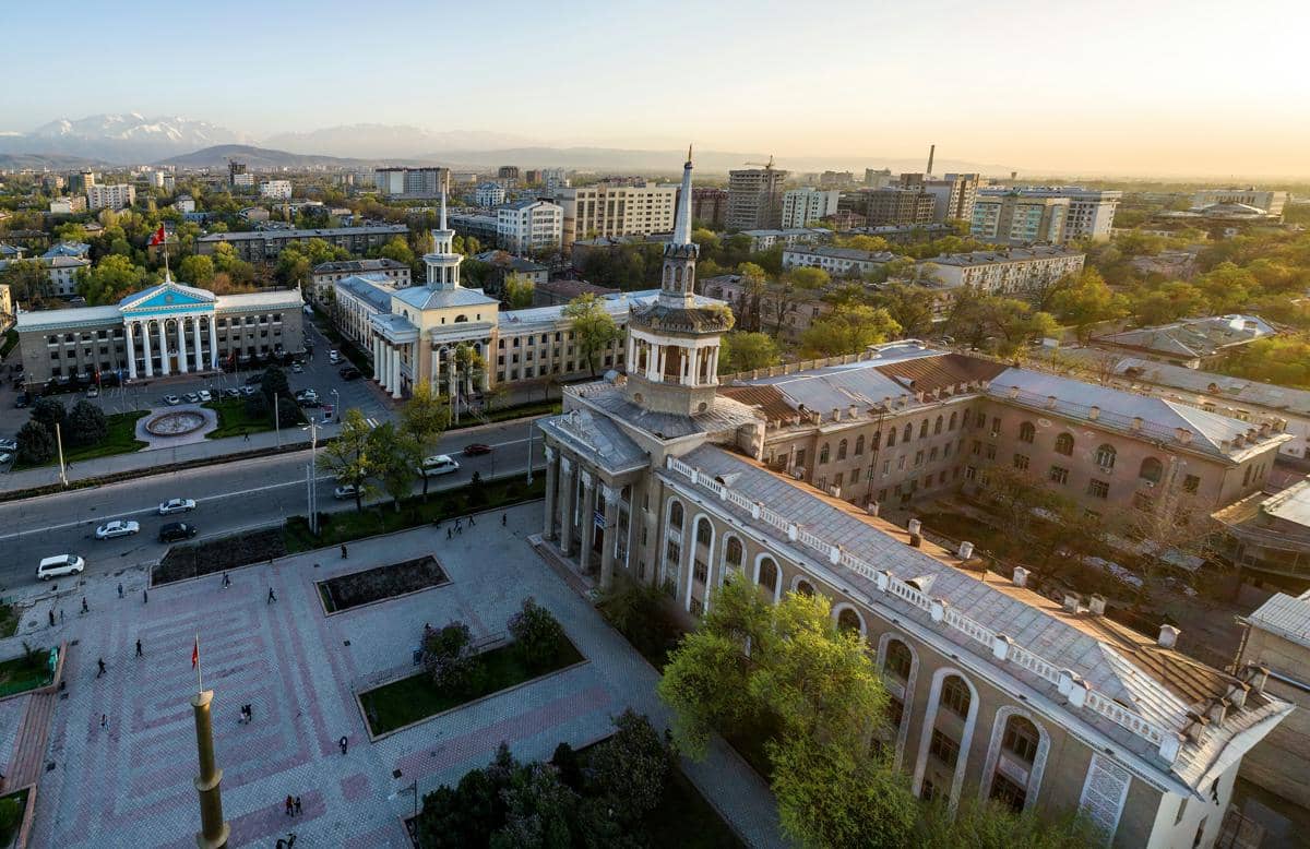 pemandangan Bishkek yang hijau dan tertata, mencerminkan suasana kota yang relatif tenang.